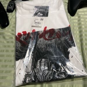 White Graphic Men's Shirt uniqlo manga berserk! :)
